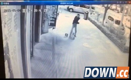 男子殴打扫地小男孩