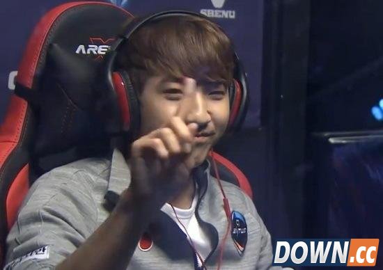 电竞选手herO对镜头摇手指庆祝 而后惨遭八连败