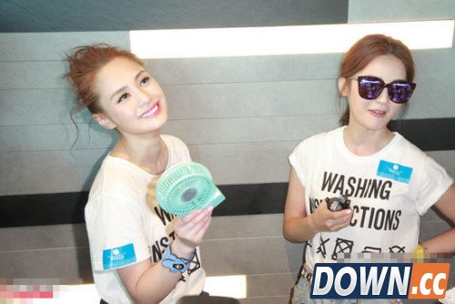 twins出席活动玩水枪 曝阿sa花钱打游戏妈妈怒斥