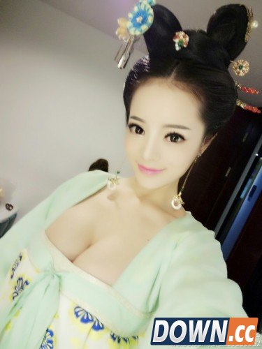 强烈的视觉冲击 超胸女神歪歪倾情代言手机游戏