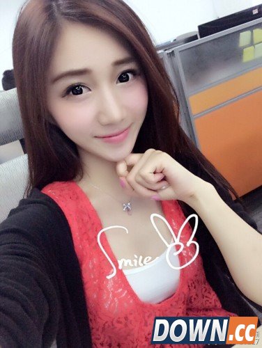 美女主播小悠加盟电竞比赛 英姿飒爽尽显专业