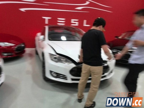 土豪怒了！车主维权未果狂砸特斯拉