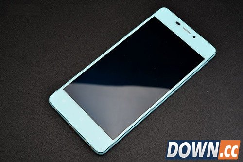 金立elifes7好不好?对于金立近年来一直追求的超薄手机，大家都是有目共睹的，那么这款金立elife s7配置怎么样呢？下面绿茶小豆子来为大家详细介绍下吧！   　　金立elife s7配置介绍： 　　国产手机热衷于研发超薄手机，OPPO、vivo等厂商都争先恐后的刷新着智能手机的超薄记录，目前保持着世界最薄智能手机记录的的是vivo X5Max，这款手机的厚度4.75mm，并且拥有Hi-Fi功能。不过这个记录保持不了太长时间了，金立将在下个月的MWC 2015上发布一款新机，厚度仅为4.6mm。 金立elifes7好不好 金立elife s7配置图介绍1 金立elifes7好不好 金立elife s7配置图介绍2 　　目前关于这款手机的配置并没有明确曝光，不过这么薄的手机会不会牺牲了太多的手机性能呢?摄像头做平，是不是意味着用了规格较低的传感器减小体积呢?手机的续航能力怎么样呢?是不是没有3.5mm耳机接口呢?后期曝光后，绿茶小豆子再来告诉大家吧。 　　根据目前的信息，金立的新款超薄手机将被命名为金立Elife S7，该机最杰出的设计在于不仅把手机做到了4.6mm的极致厚度，还把摄像头做平了，要知道目前市面上的超薄手机摄像头都是突出的。 　　从安卓中国网站放出的谍照来看，这款手机的屏幕尺寸应该突破了5英寸，中框可能是金属材质。