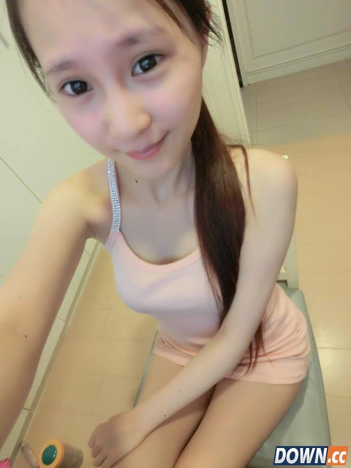 台湾LOL女主播阿莓莓直播忘关视频洗澡被看精光