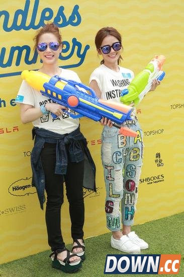 twins出席活动玩水枪