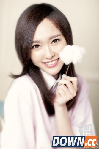 女神唐嫣忙不停 代言手机游戏变身美丽魔法师