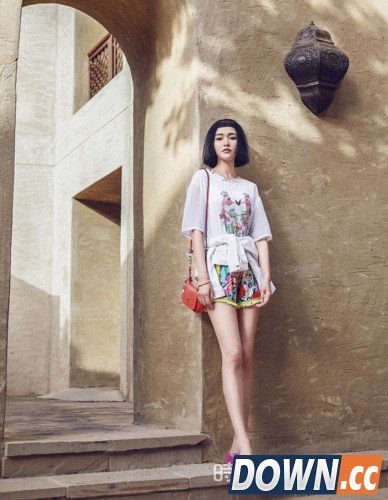 女神唐嫣忙不停 代言手机游戏变身美丽魔法师