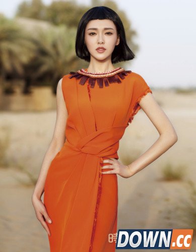 女神唐嫣忙不停 代言手机游戏变身美丽魔法师