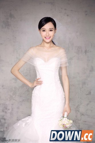 女神唐嫣忙不停 代言手机游戏变身美丽魔法师