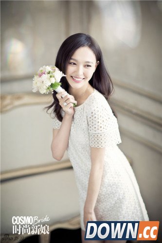 女神唐嫣忙不停 代言手机游戏变身美丽魔法师