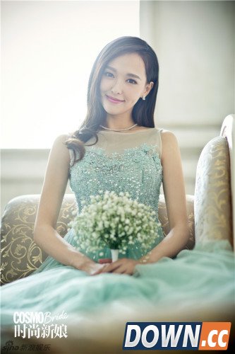 女神唐嫣忙不停 代言手机游戏变身美丽魔法师