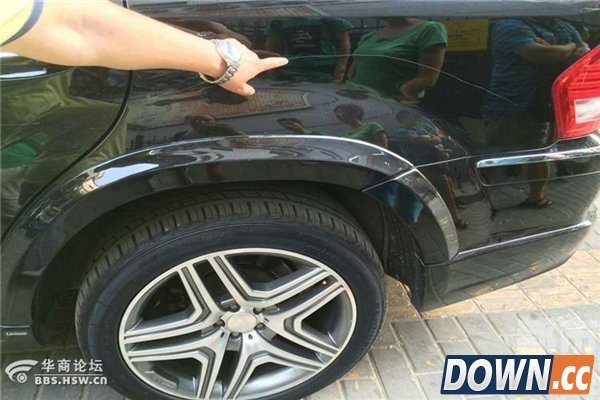 11岁熊孩子划伤9辆车：300万奔驰车主惊呆