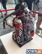 现实版钢铁侠：穿喷气背包飞越迪拜塔