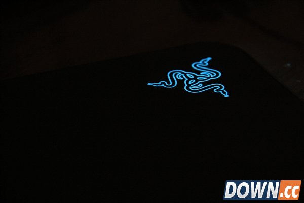 灯厂新玩具 Razer发光鼠标垫Firefly图赏