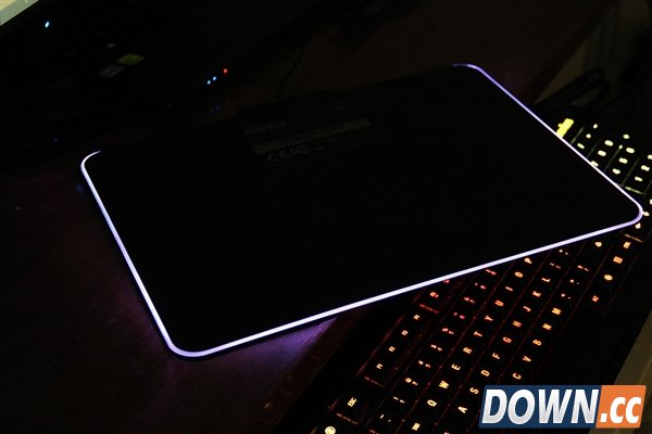 灯厂新玩具 Razer发光鼠标垫Firefly图赏