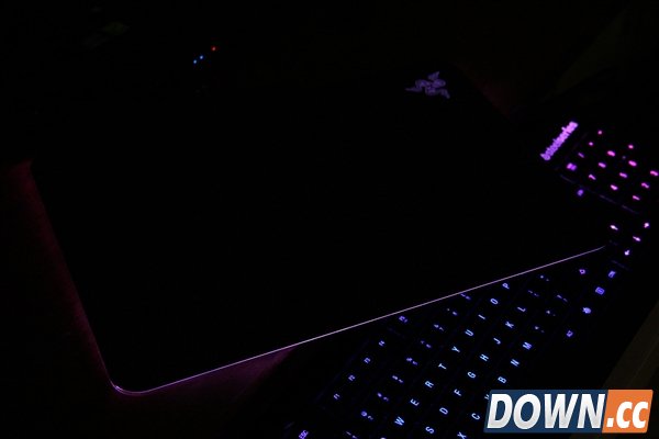 灯厂新玩具 Razer发光鼠标垫Firefly图赏