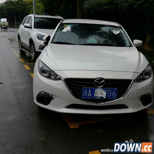 路边乱停车 被贴卫生巾