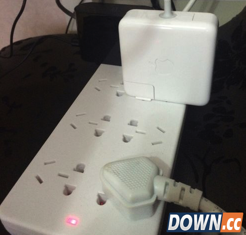 Mac接入电源会有火花怎么办