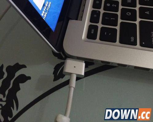 Mac接入电源会有火花怎么办