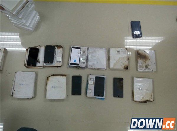 心疼！快递车自燃大批魅蓝Note2烧毁 