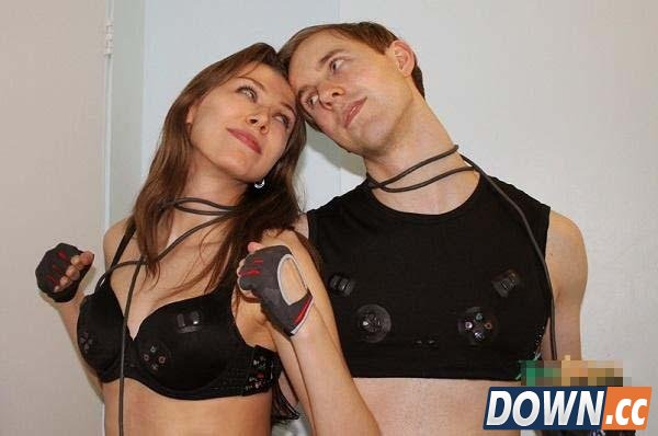 胸罩当手柄！女朋友与游戏的完美结合