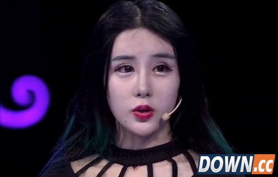 15岁少女整容成“蛇精脸”