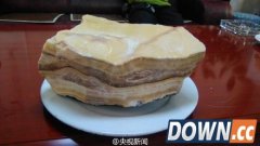 惊呆：工人发现一亿年前“五花肉”石头