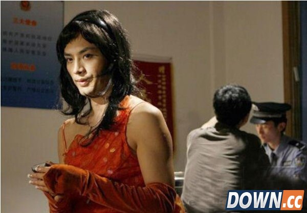 40岁大叔扮萝莉与网友开房