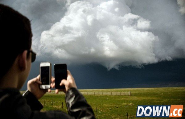 龙卷风彩虹“同台演出”