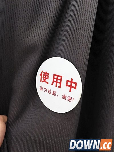 优衣库顾客试衣间门帘被掀