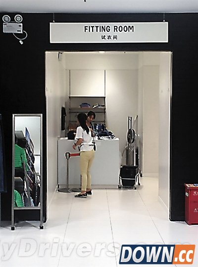 优衣库顾客试衣间门帘被掀