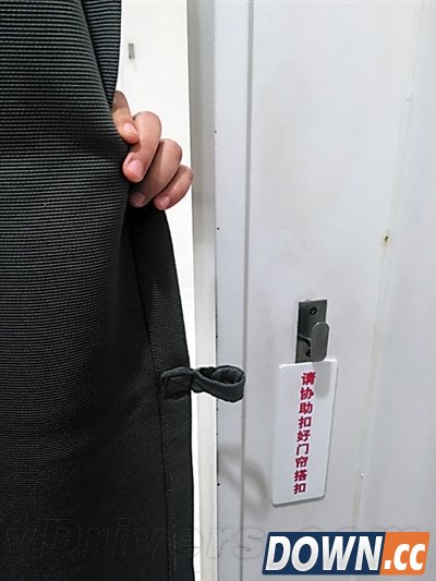 优衣库顾客试衣间门帘被掀