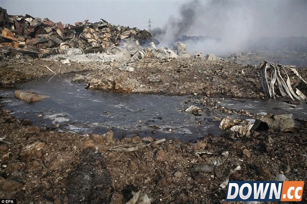 外媒公布天津爆炸现场照片