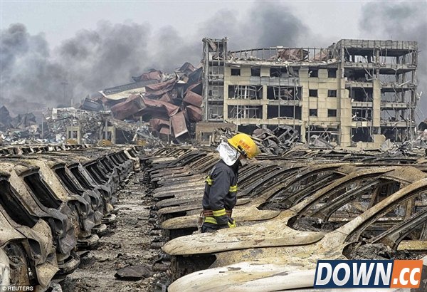 外媒公布天津爆炸现场照片
