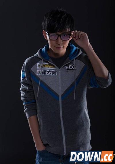 卷毛、U神签约斗鱼