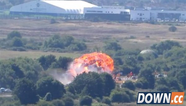 英国飞机坠毁公路视频 