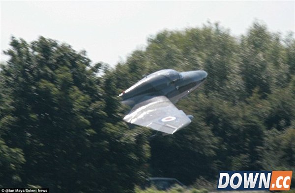 英国飞机坠毁公路视频 