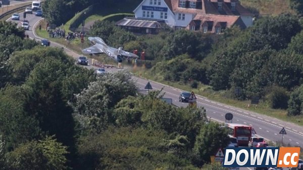 英国飞机坠毁公路视频 