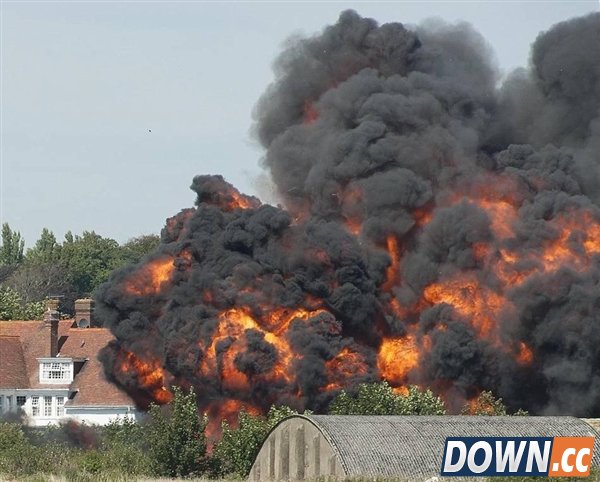 英国飞机坠毁公路视频 