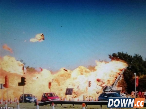 英国飞机坠毁公路视频 