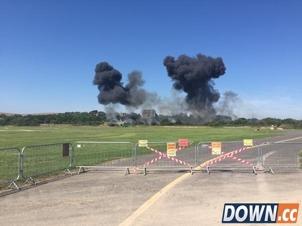 英国飞机坠毁公路视频 