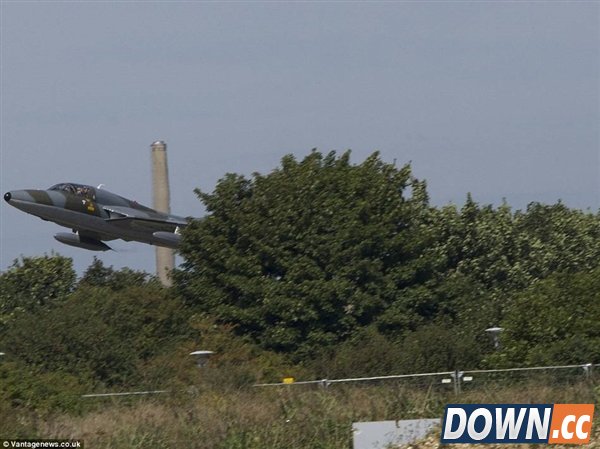 英国飞机坠毁公路视频 