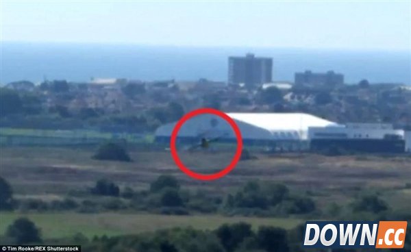 英国飞机坠毁公路视频 