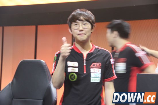 lol总决赛LGD赛后采访