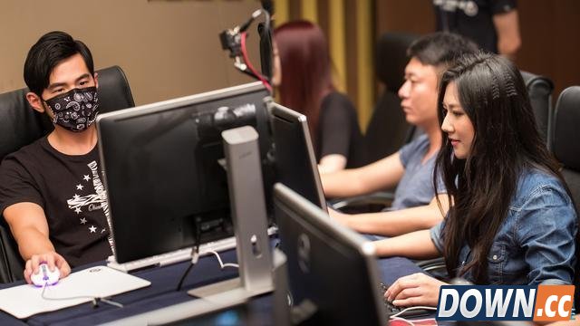 lol四周年小苍上场被miss粉丝手撕