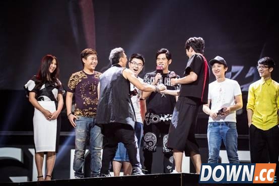 lol四周年小苍上场被miss粉丝手撕