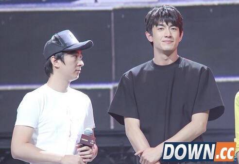 lol四周年小苍上场被miss粉丝手撕