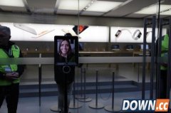 外国妹子用机器人排队买iPhone 6s