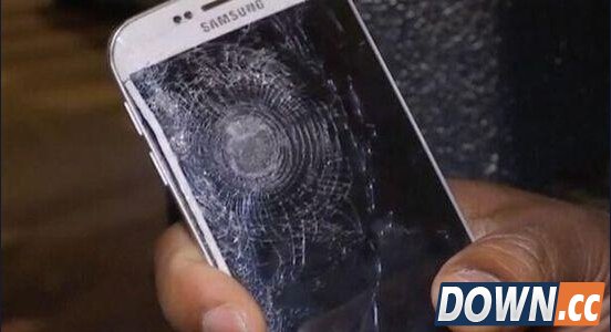 男子靠三星手机挡子弹