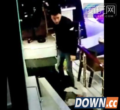 男子玩lol被拔电源痛打女友